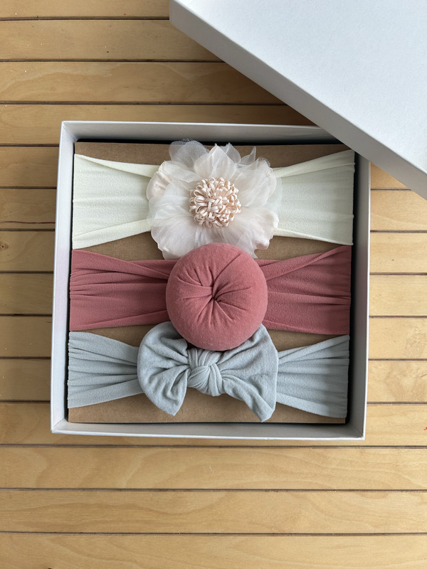 ذا غيرل كاب - بندانة نايلون قابلة للتمدد للرضع - عدد 3 - أبيض وزهري ورمادي