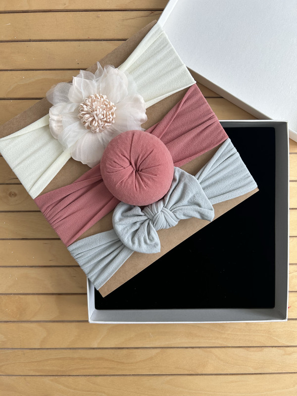 ذا غيرل كاب - بندانة نايلون قابلة للتمدد للرضع - عدد 3 - أبيض وزهري ورمادي