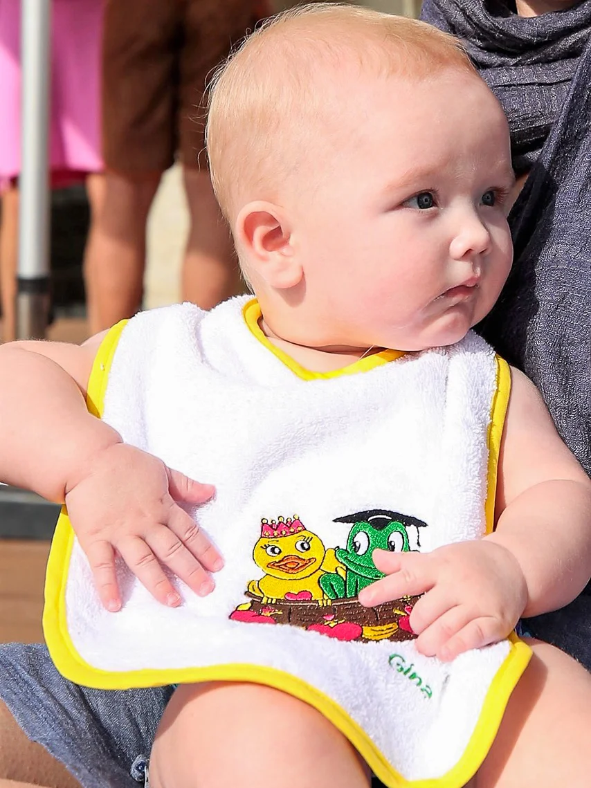 أكاديمية سباحة فريدز - مريلة فريد وجينا - أبيض