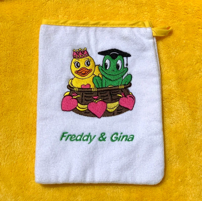 أكاديمية سباحة فريدز - قفاز الاستحمام فريد وجينا - أبيض