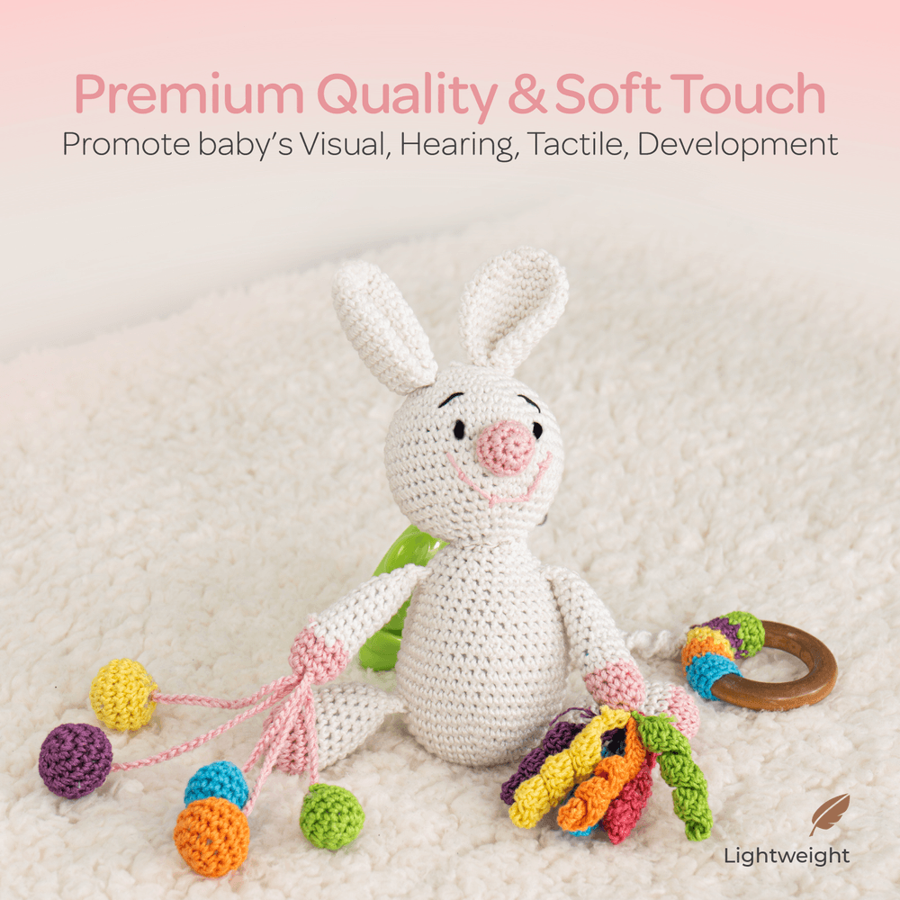 مون - لعبة خشخيشة مصنوعة يدويًا بكروشيه مع حلقة عضاضة ومشبك تعليقي - أرنب