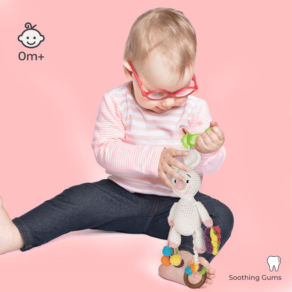 مون - لعبة خشخيشة مصنوعة يدويًا بكروشيه مع حلقة عضاضة ومشبك تعليقي - أرنب