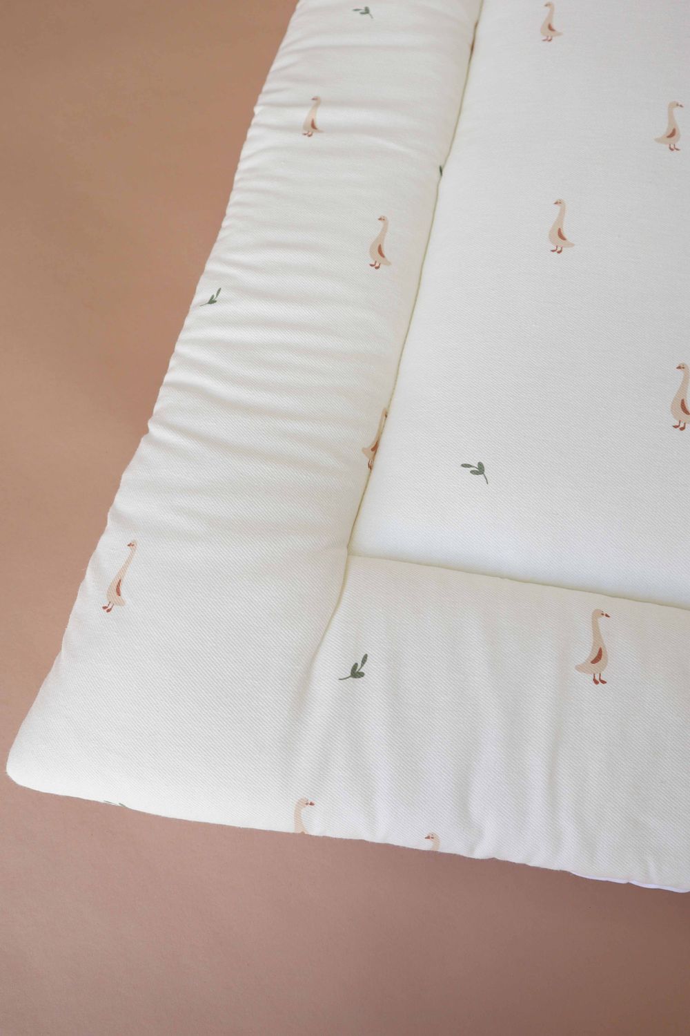 جلوب - حصيرة لعب عضوية - المزرعة - أبيض