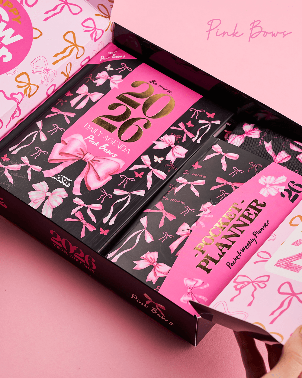 موفكرا - مجموعة هدايا أجندة 2026 - فيونكات وردية