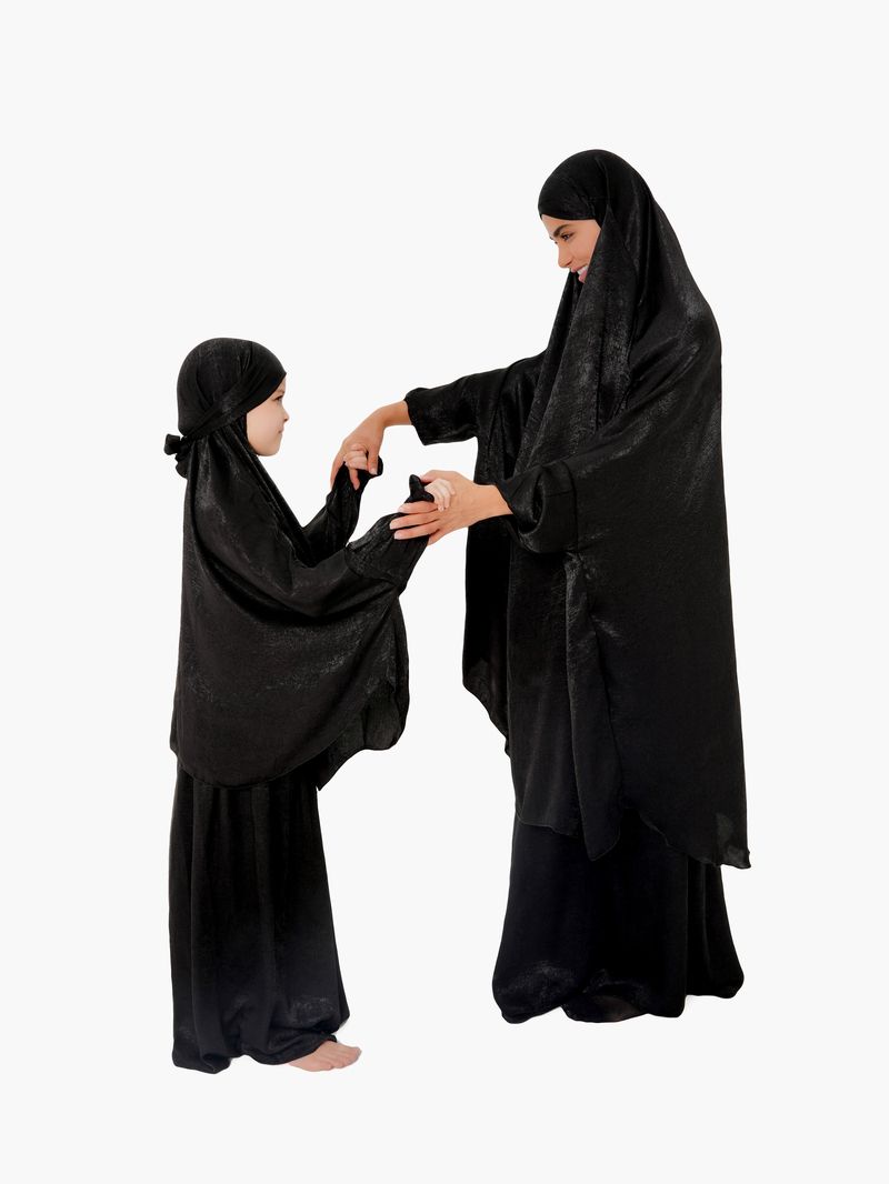 ذا موديست كومباني - طقم صلاة تنورة وغطاء للأم والبنت - أسود مخمل - 4 قطع