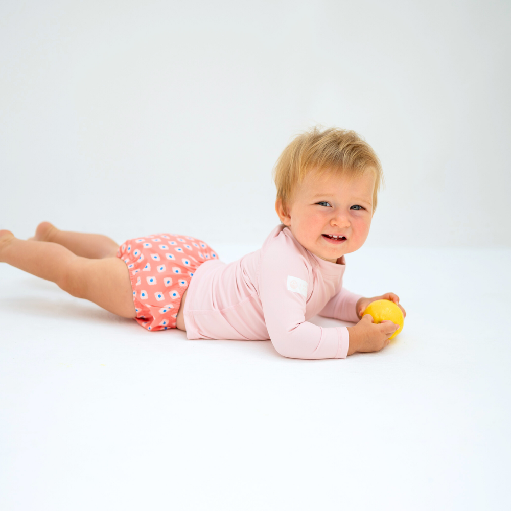 ملابس سباحة بدوي - طقم من قطعتين - تيشيرت سباحة وحفاضات للبنات الصغيرات - لون خوخي فسيفسائي