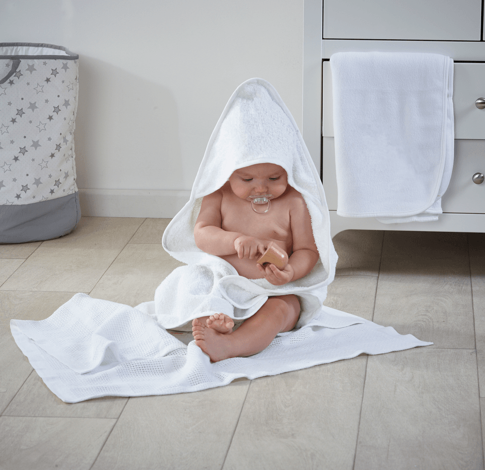 كيندر فالي - مجموعة مستلزمات الطفل الأساسية - أبيض - 3 قطع