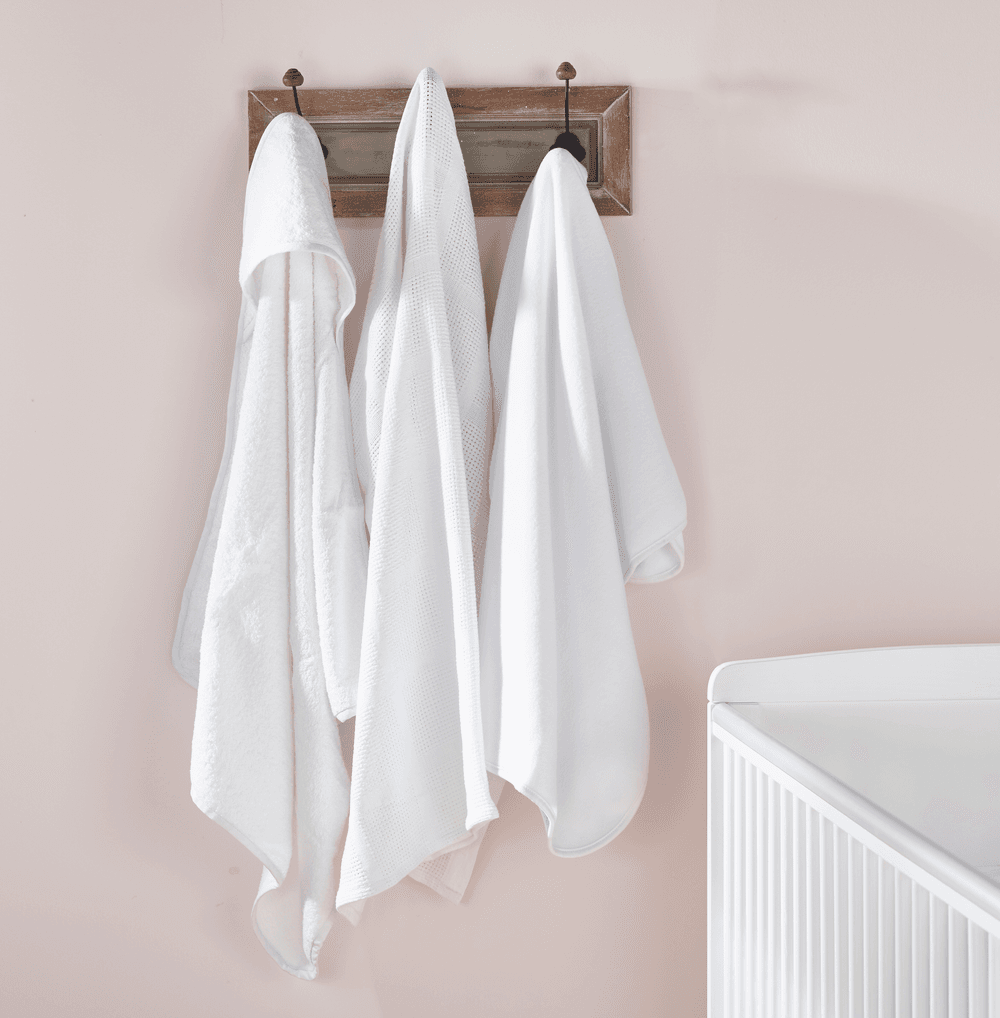 كيندر فالي - مجموعة مستلزمات الطفل الأساسية - أبيض - 3 قطع