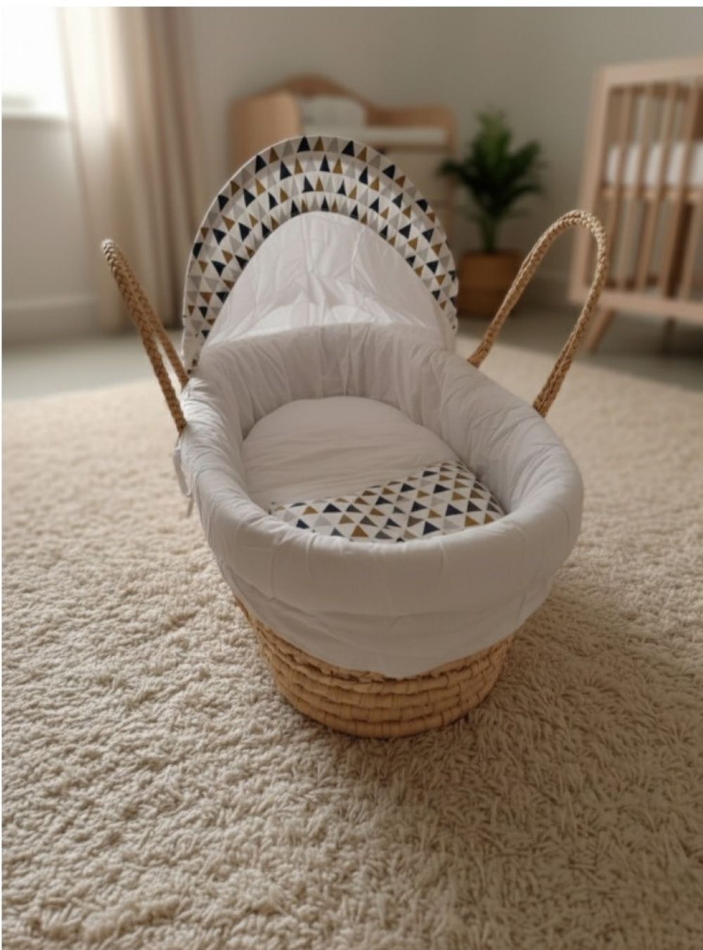 Kinder Valley - Geometric Triangle Pattern Moses Basket - White