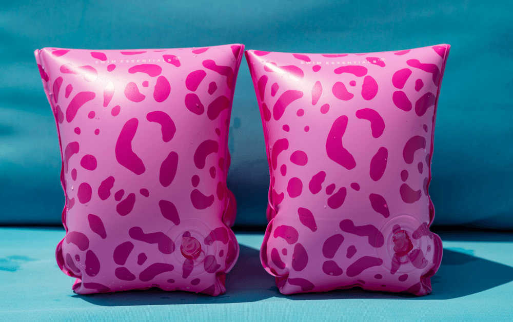 سويم اسنشيالز - عوامات ذراعين بنقشة الفهد - زهري