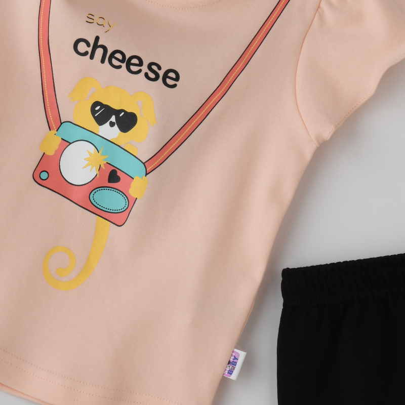 سمارت بيبي - طقم قطعتين تي شيرت بأكمام كشكش مع بنطال بيجاما - خوخي/أسود