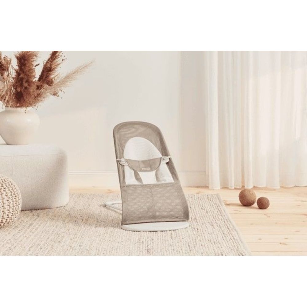 بيبي بيورن - كرسي هزاز بالانس سوفت شبكي - بيج وأبيض