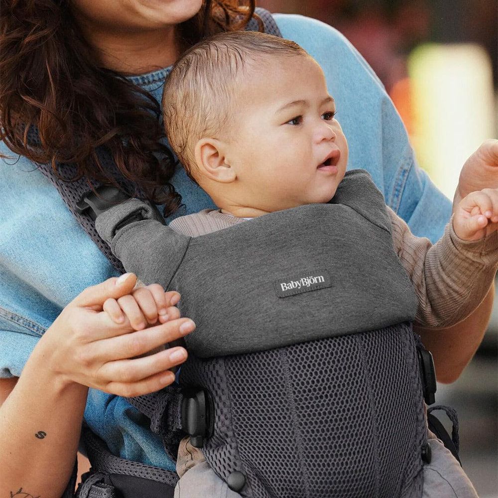 بيبي بيورن - مريلة لشيالة أطفال هارموني - رمادي داكن