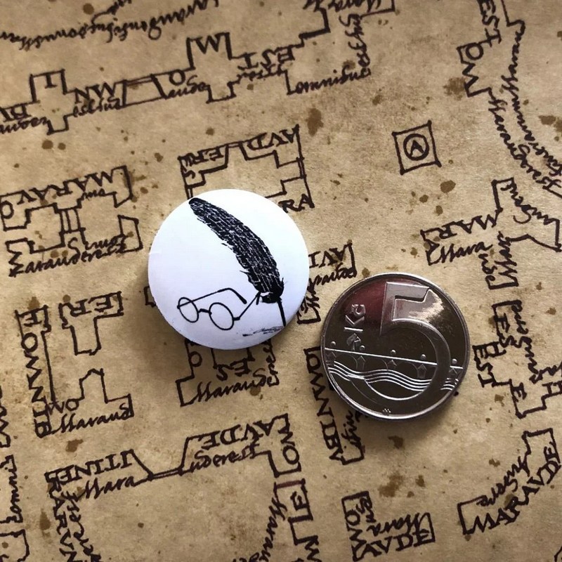 Pyramid International - Harry Potter Glasses & Feather Button Badge