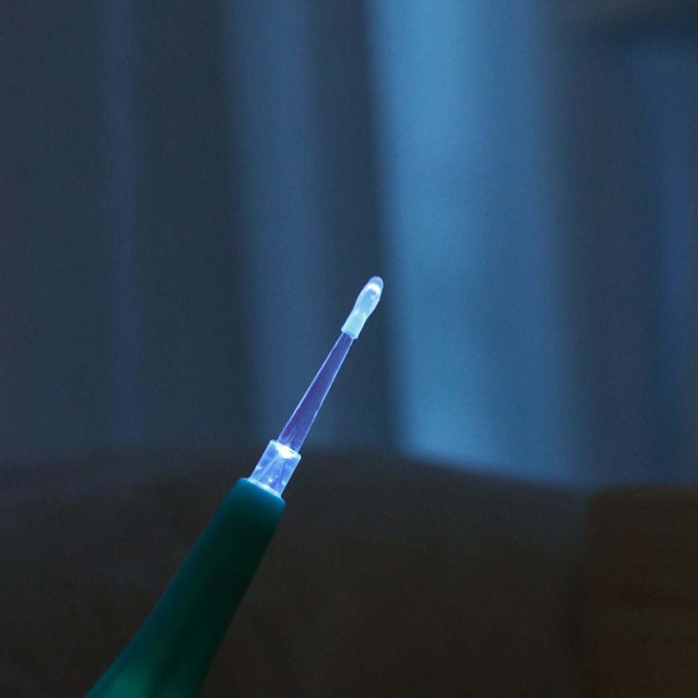 بيبي كير - أداة تنظيف أذن آمنة للأطفال مزودة بمصباح أل إي دي - أخضر فاتح