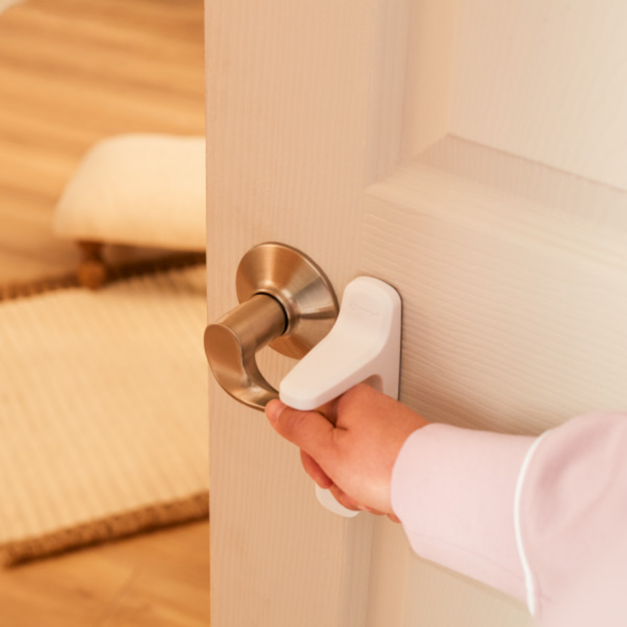 مجموعة أقفال أمان بمقابض رافعة من Safety 1st - OutSmart - أبيض - 4 قطع