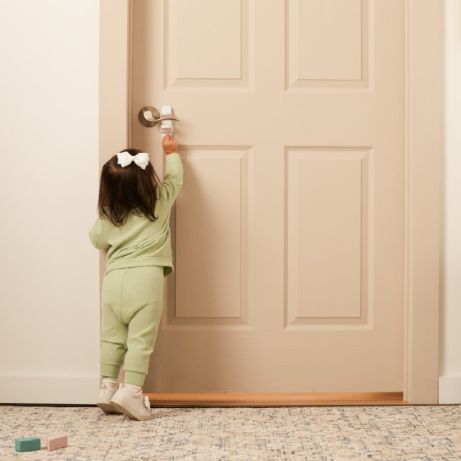 مجموعة أقفال أمان بمقابض رافعة من Safety 1st - OutSmart - أبيض - 4 قطع