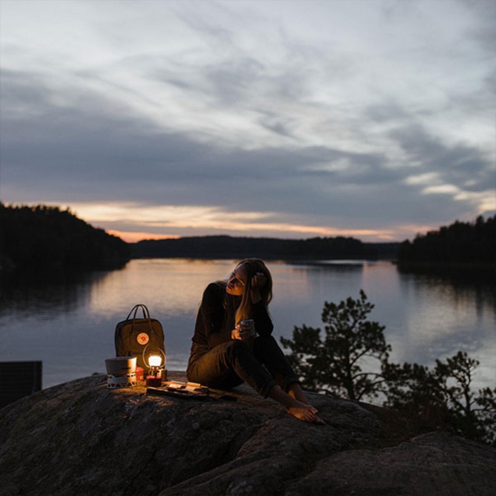 بريموس - فانوس غاز سهل الإضاءة - أحمر