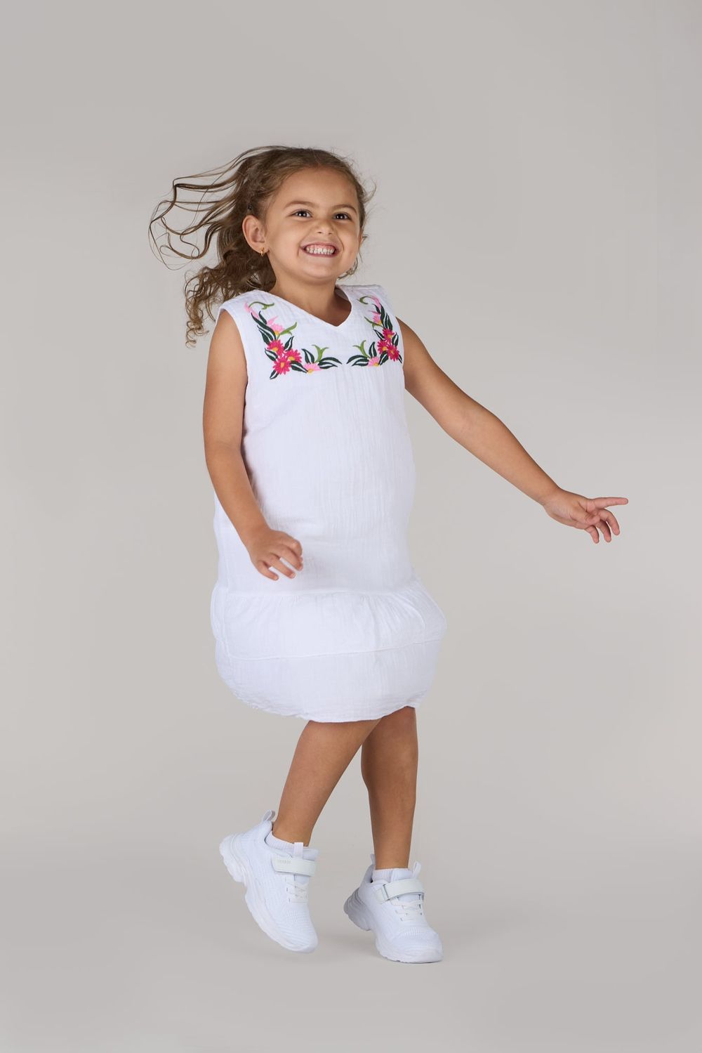 فستان بناتي مطرز بدون أكمام بنقشة حديقة من جاست نيتشر - أبيض