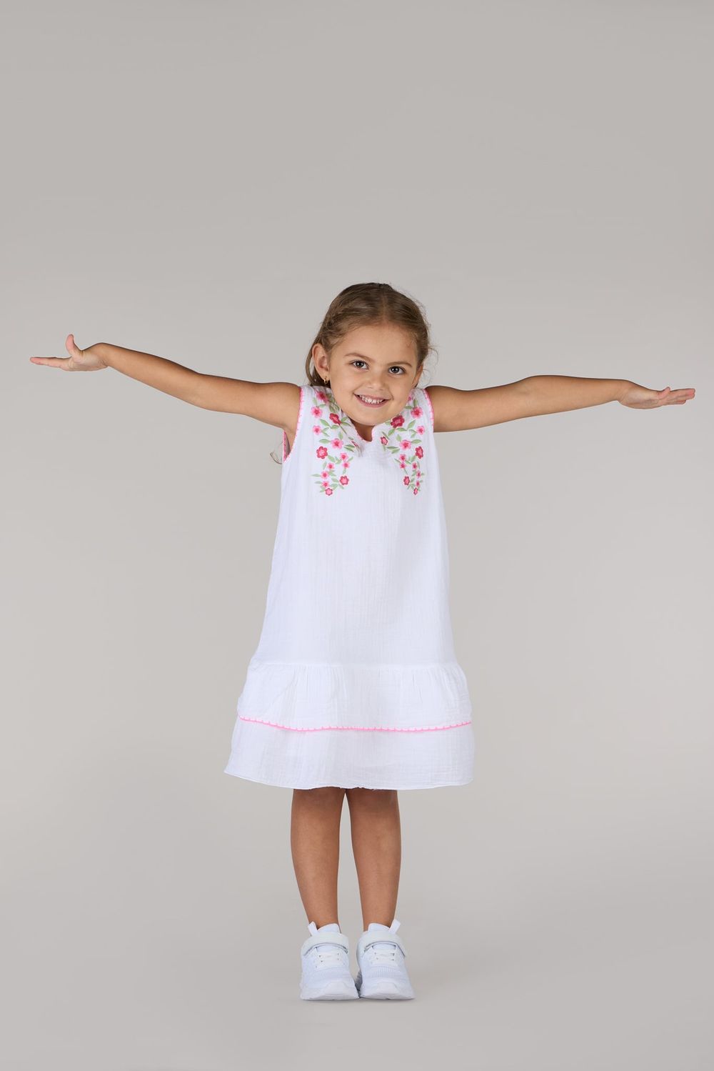 فستان بناتي مطرز بالزهور بياقة على شكل حرف V من جاست ناتشر - أبيض