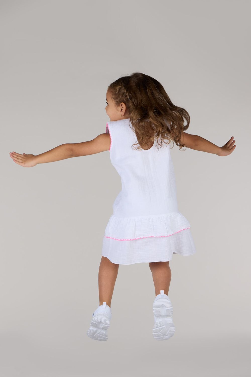 فستان بناتي مطرز بالزهور بياقة على شكل حرف V من جاست ناتشر - أبيض