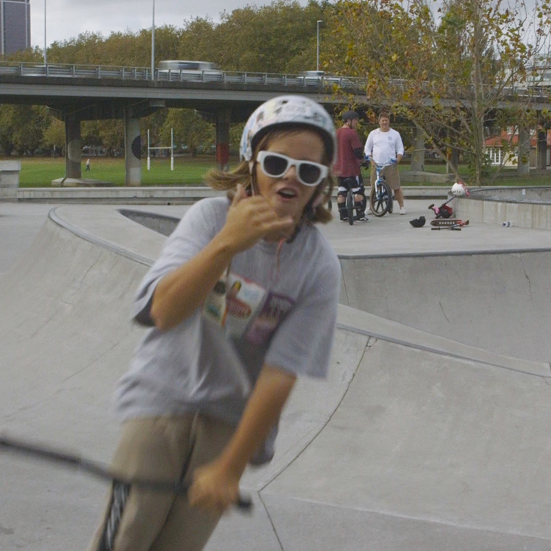 نظارة شمس قابلة للطي، إطار أبيض وعدسات زرقاء من ماركة سلاب سي