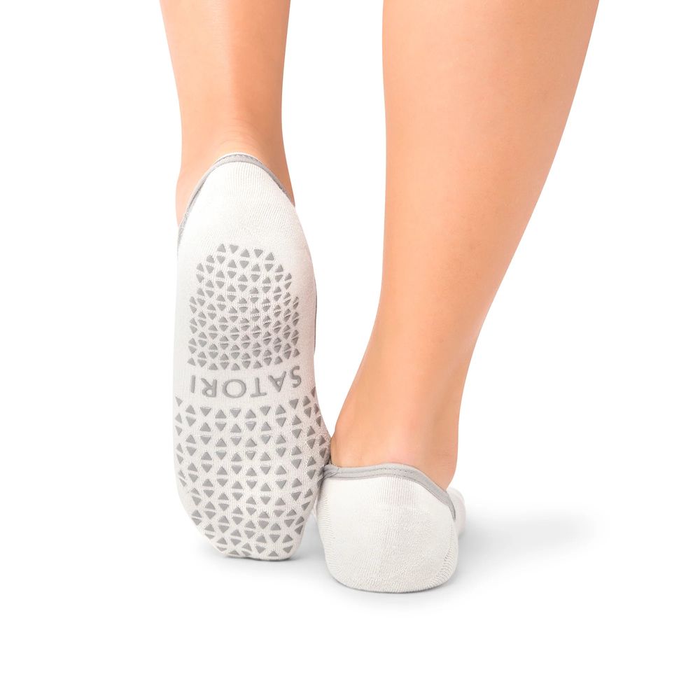 ساتوري أثليتيكا - جوارب نعومي جريب - رمادي باهت