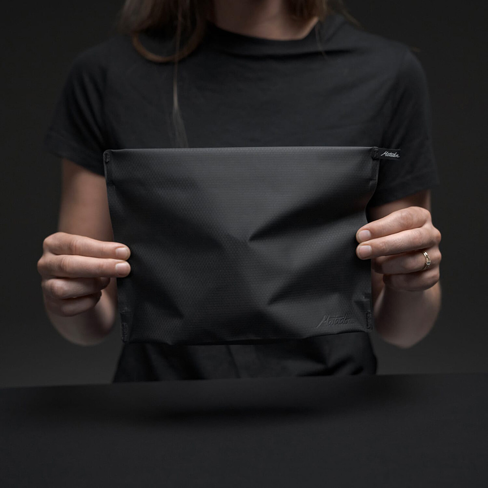 ماتادور - حافظة مستلزمات الحمام فلاتباك بسحاب - رمادي فحمي