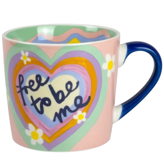  إليانور بومر - كوب قلب وزهور بعبارة Free To Be Me