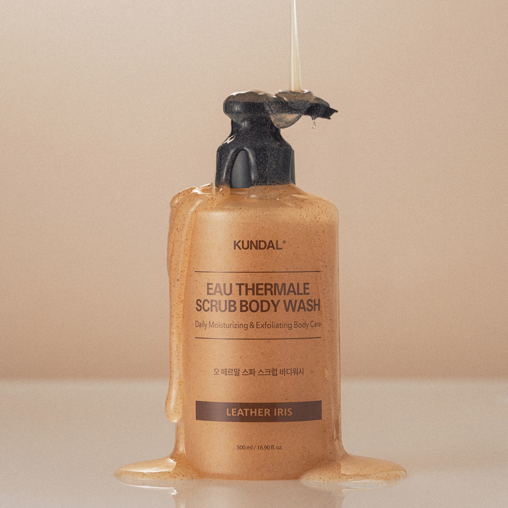 Kundal - Eau Thermale Scrub Body Wash - Leather Iris - 500ml