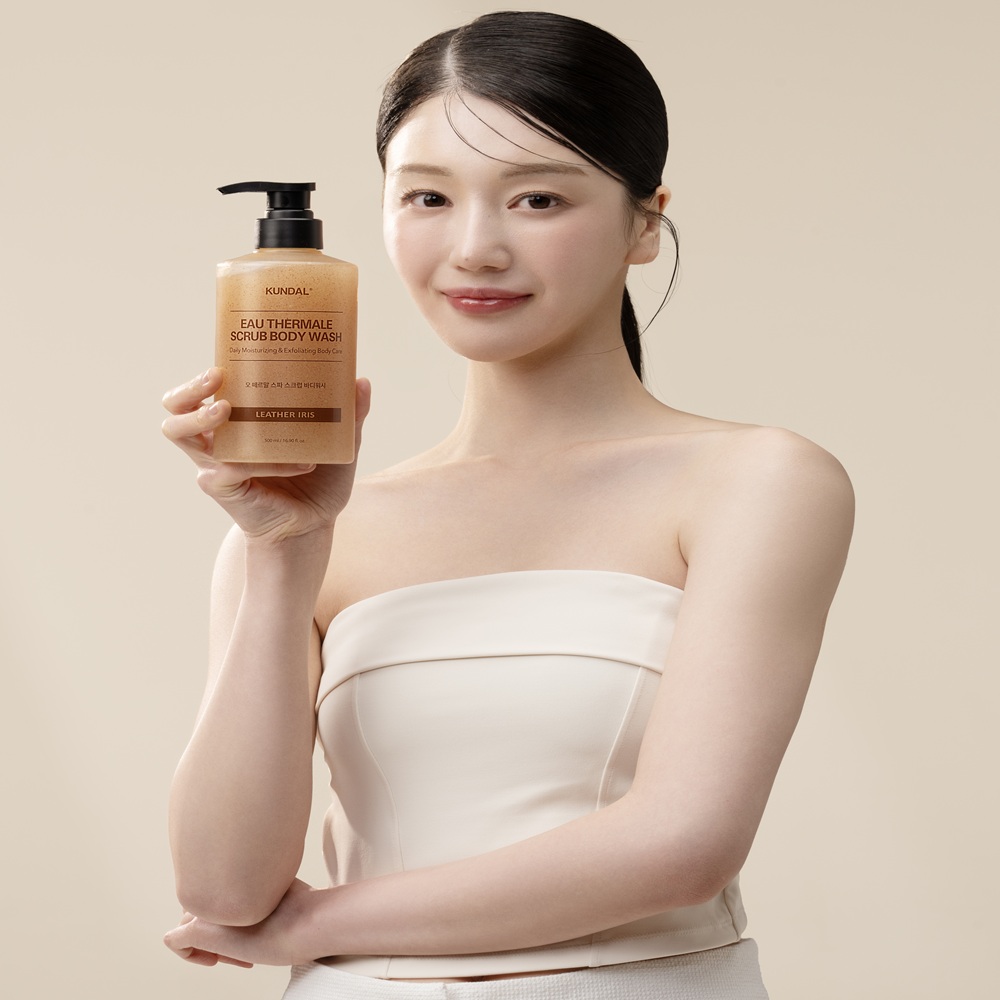 Kundal - Eau Thermale Scrub Body Wash - Leather Iris - 500ml