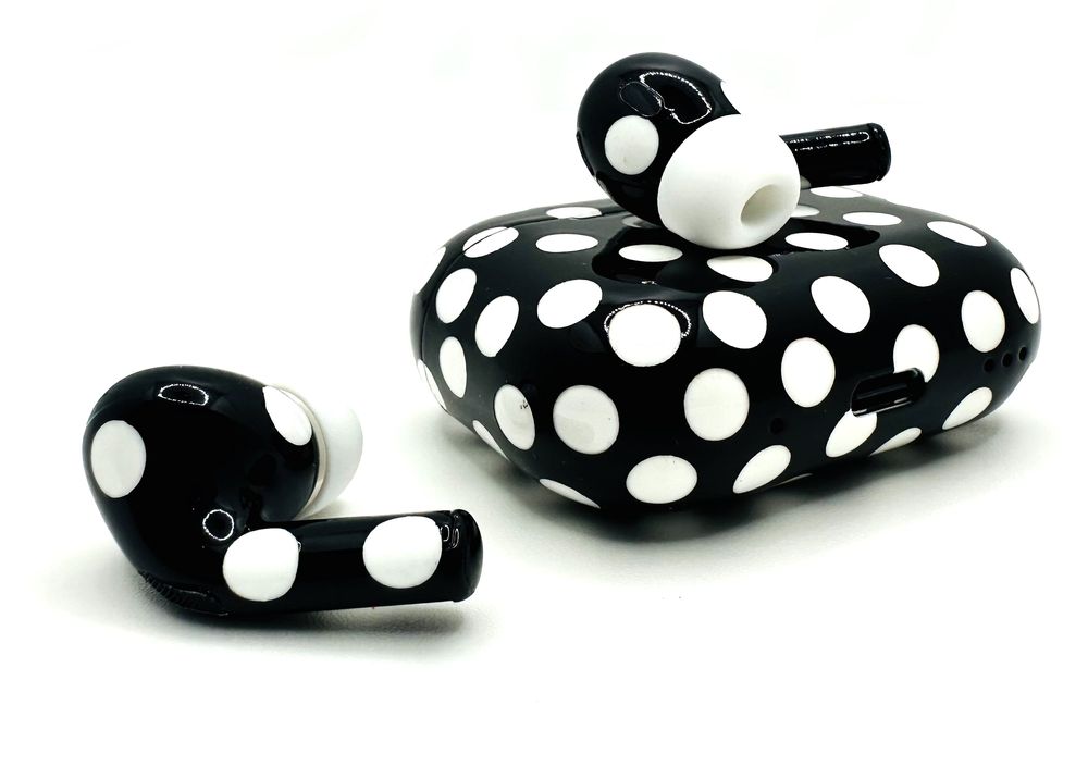 Merlin - Craft Customized Apple Airpods Pro 3 - Black Polka