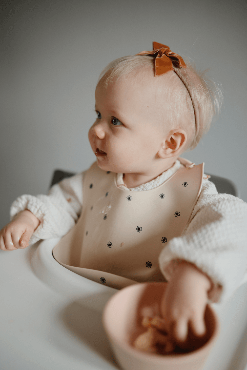 Mushie - Silicone Bib - Black Daisy/Beige