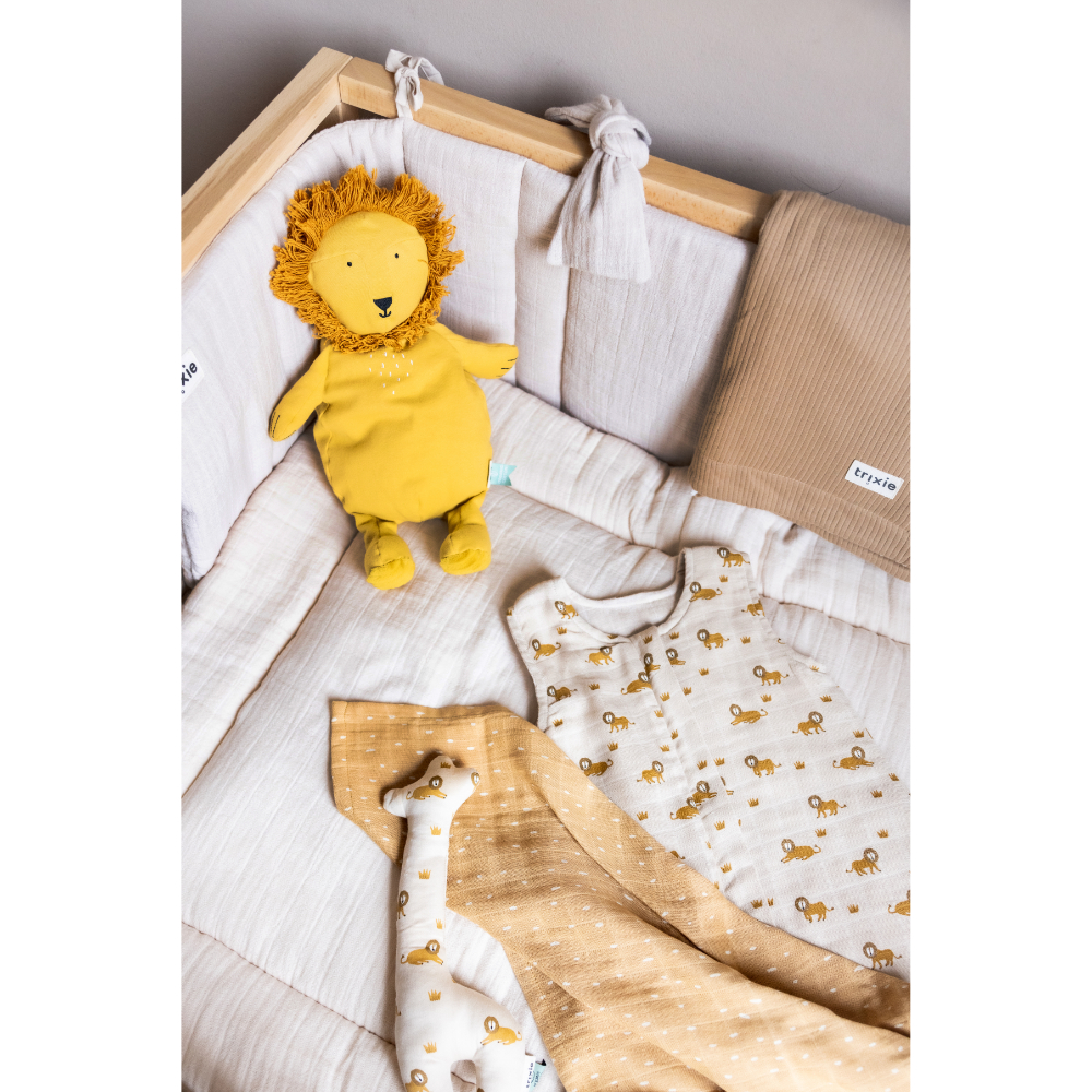 Trixie - Rattle Giraffe - Lively Lion