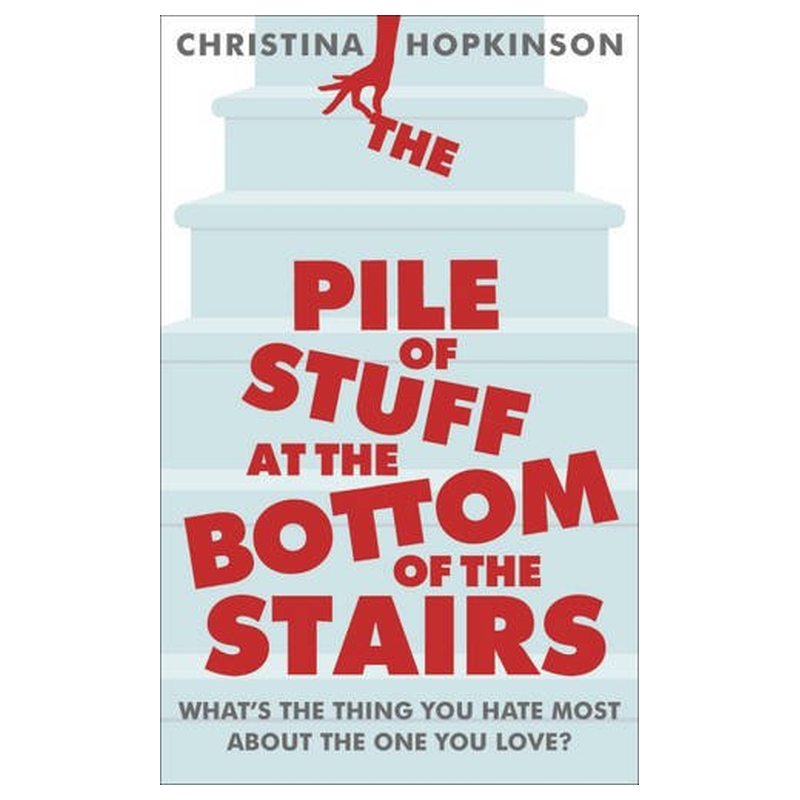 كومة من الأشياء في أسفل الدرج